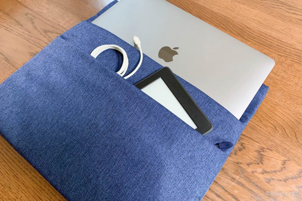 InateckインナーケースのサイドポケットにKindle Paperwhiteを収納