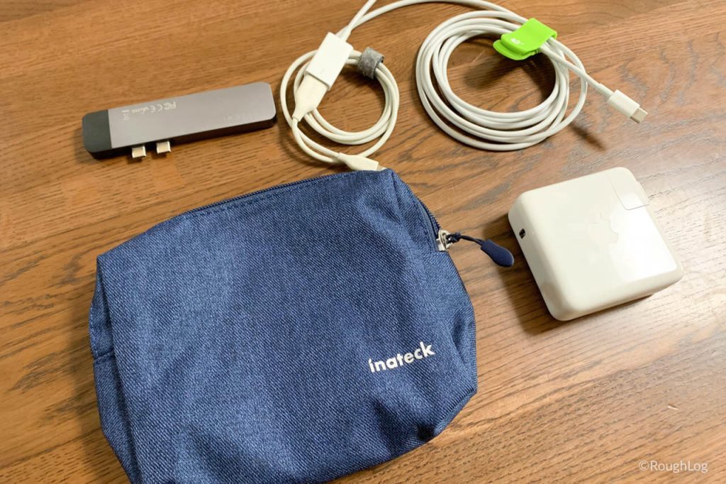 Inateckインナーケース付属のアクセサリーポーチに電源アダプターやケーブルを収納して持ち歩き
