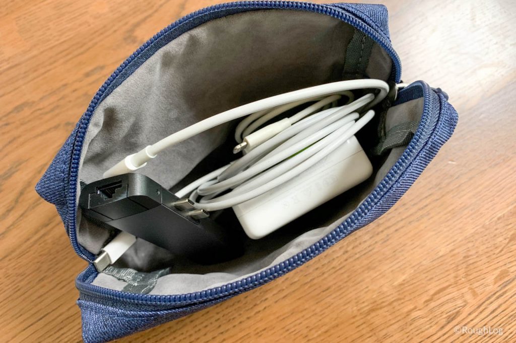 Inateckインナーケース付属のアクセサリーポーチに電源アダプターやケーブルを収納して持ち歩き