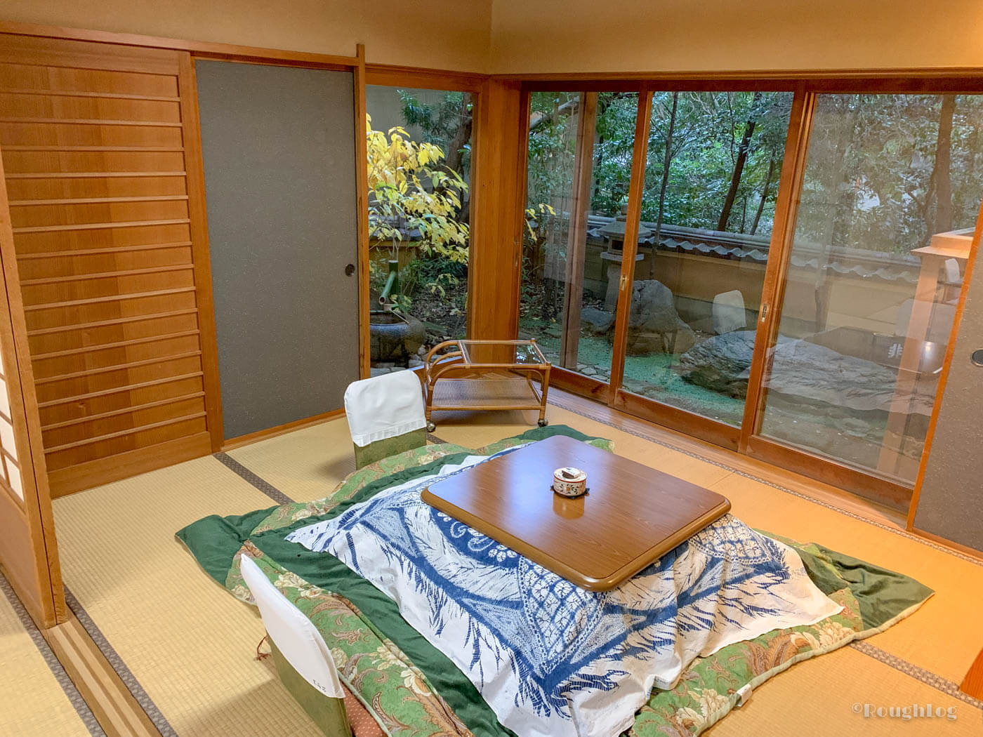 三平荘の離れ葵。掘りごたつ付きの和室4.5畳。