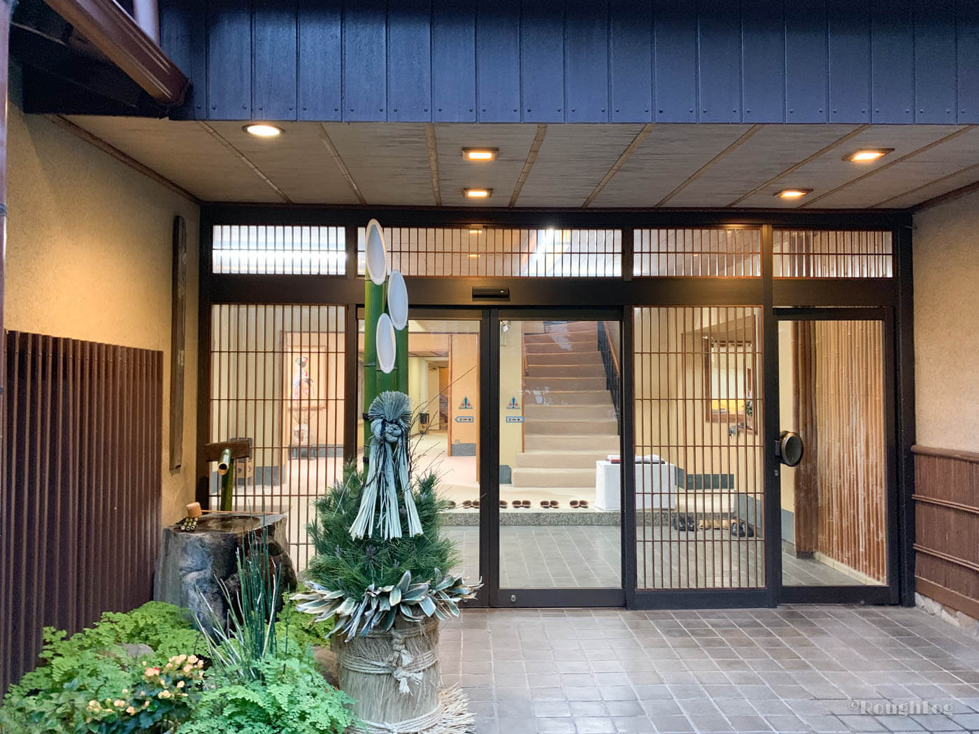 三平荘に到着すると仲居さんがお出迎え