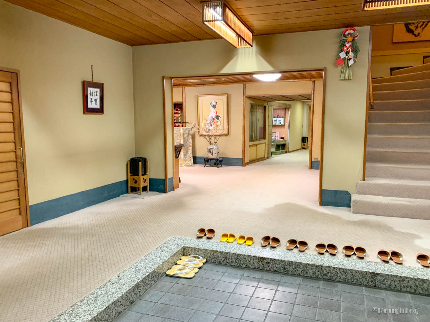 三平荘の玄関口。靴を脱ぎ、本日泊まる客室までご案内いただきました