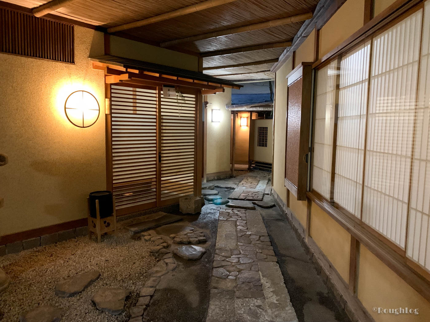 三平荘の離れ客室に向かう通路