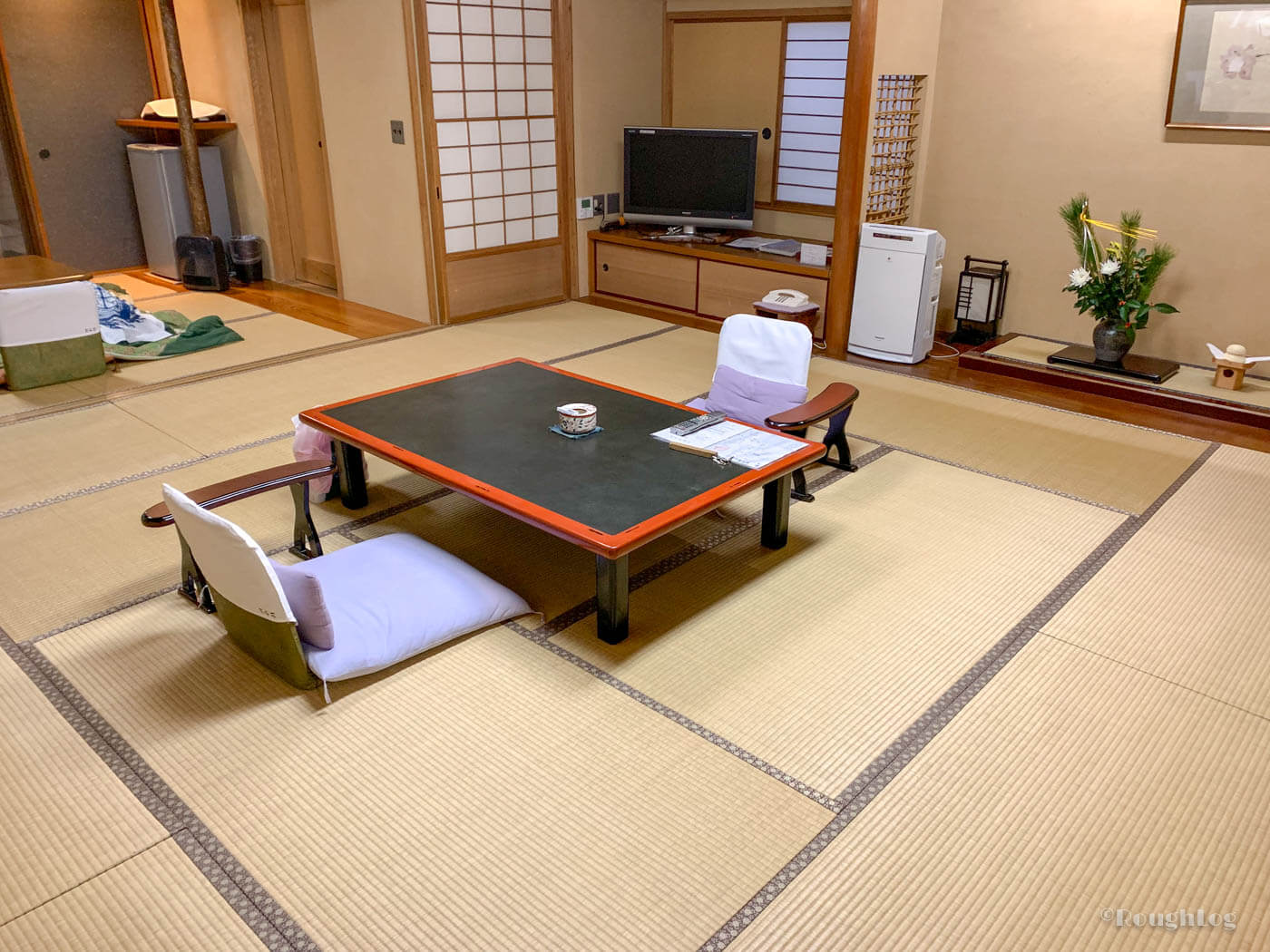 三平荘の離れ「葵」はメインの和室が15畳と広々