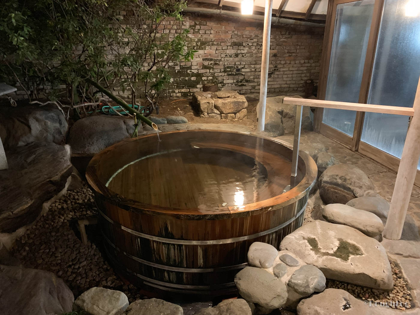 三平荘の大浴場上の湯。2種類の露天風呂(温泉)付き