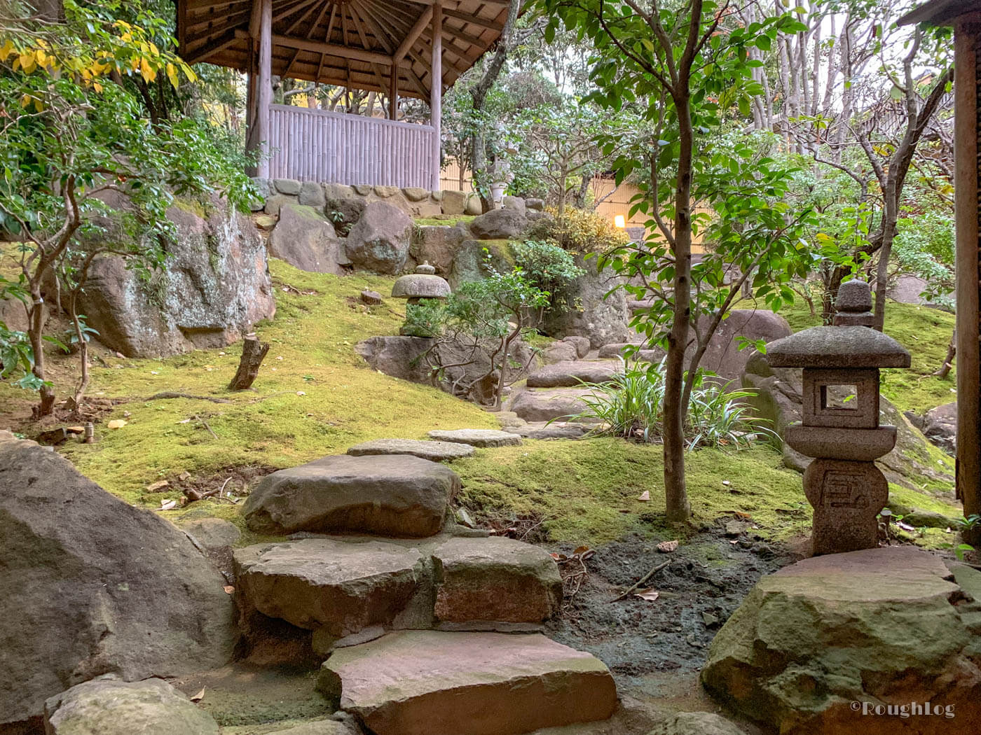 三平荘の離れ葵は窓を開けると中庭に出れる。通路はそのまま大浴場に繋がっています。