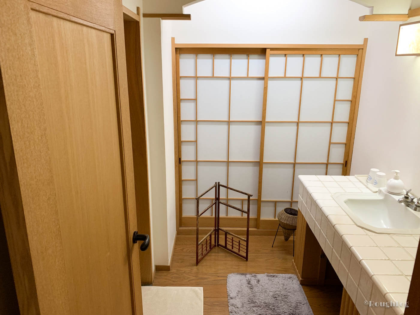 三平荘の離れ葵。室内には半露天風呂の温泉付き。