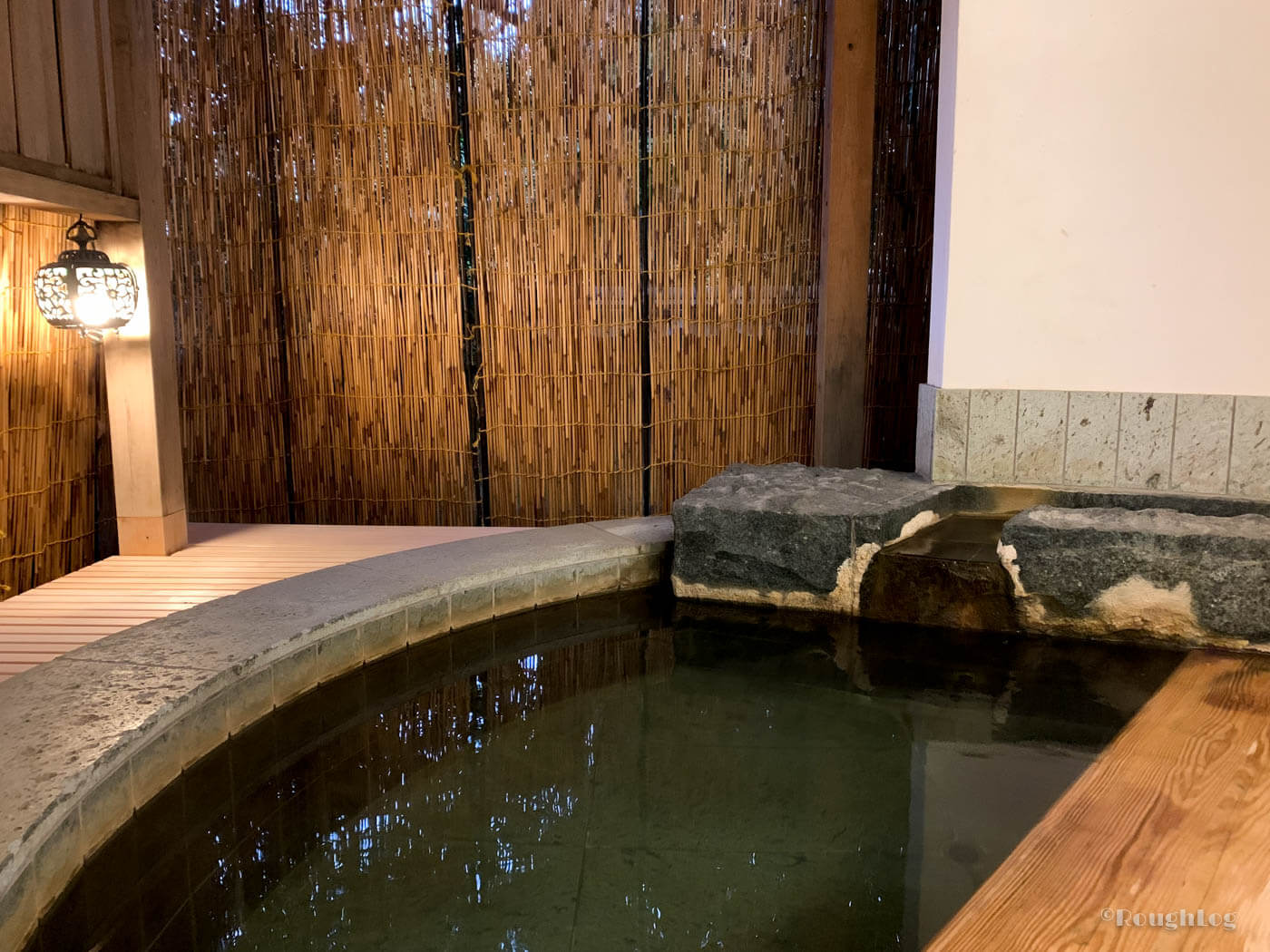 三平荘の離れ葵。室内には半露天風呂の温泉付き。