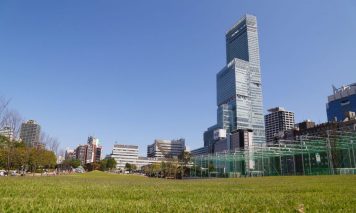 天王寺公園芝生広場「てんしば」