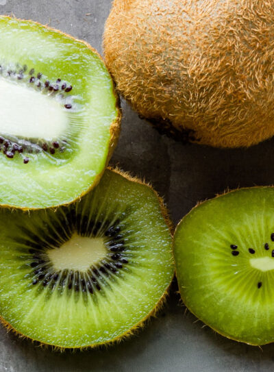 Slices of kiwi on a table