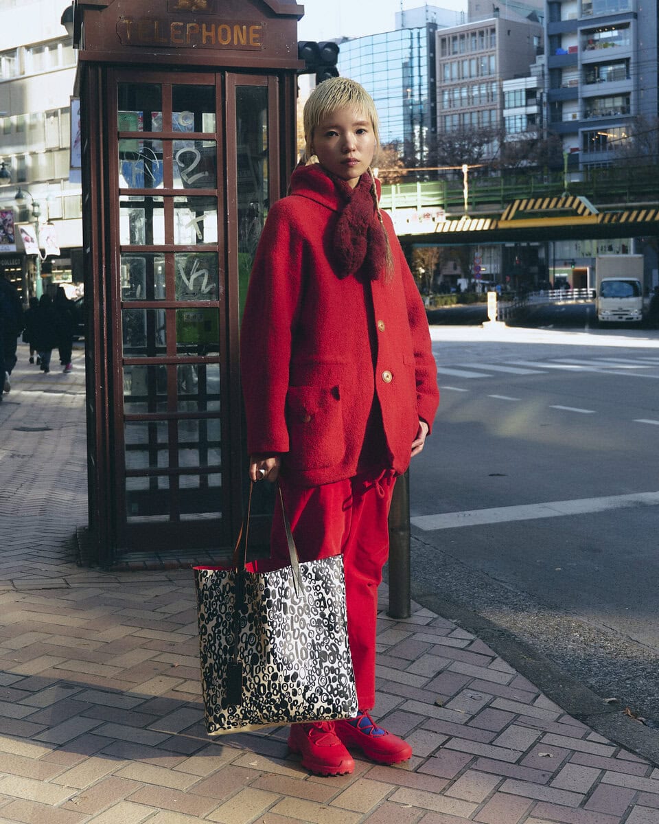 【スナップ】全身赤コーデの中で挿し色・青は“片足だけ”という遊び心