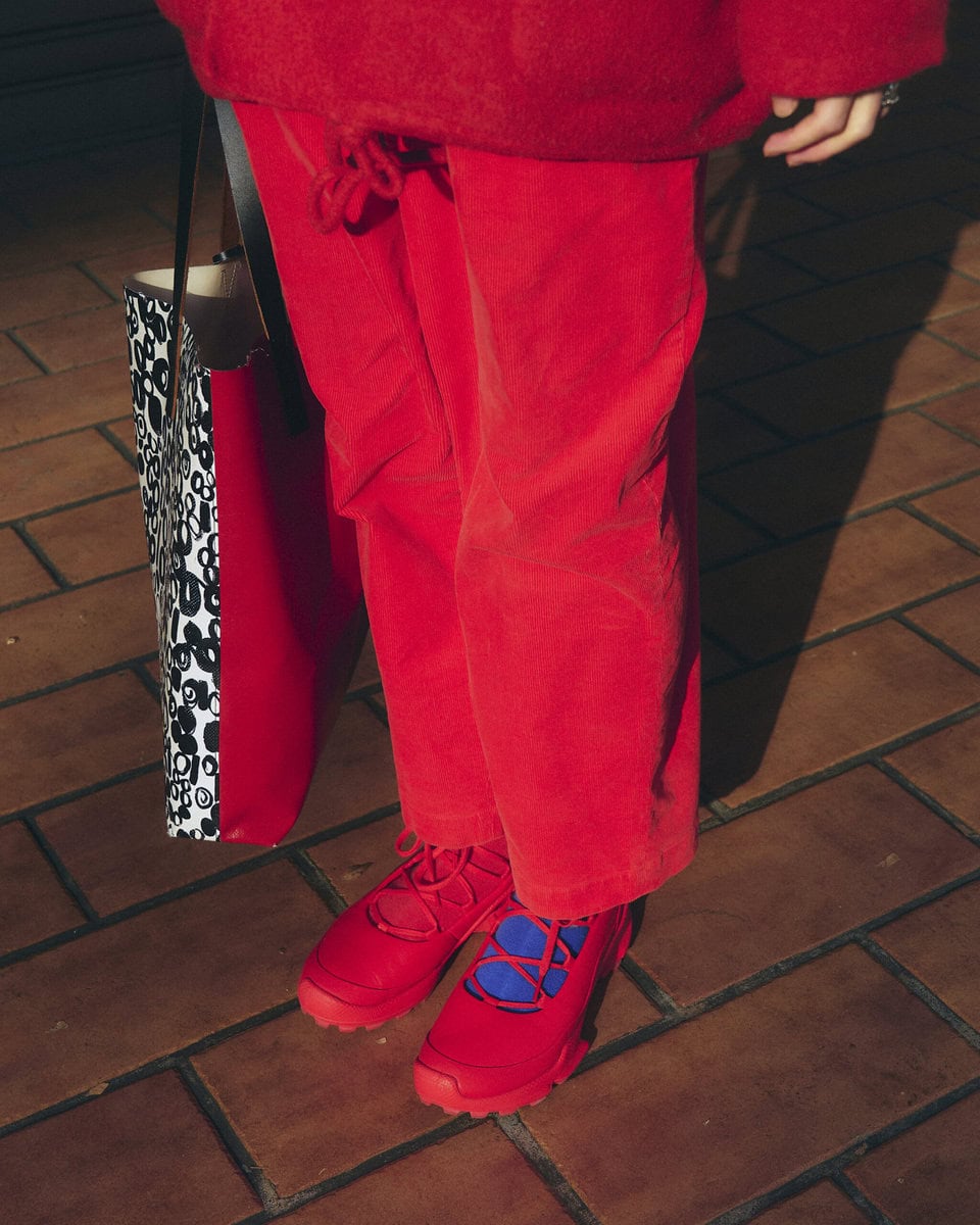 【スナップ】全身赤コーデの中で挿し色・青は“片足だけ”という遊び心