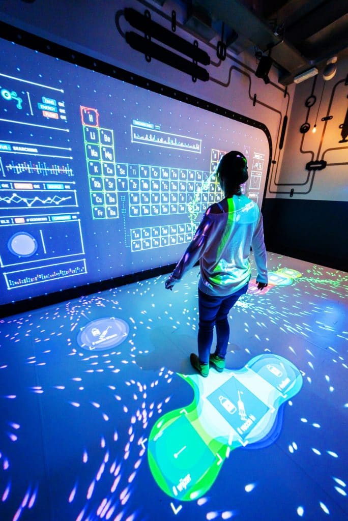 Jeune fille dans l'installation tableau virtuel de Mendeleïev