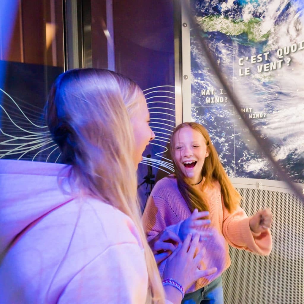 Adolescents dans le simulateur de vent de Geo'Dynamic du SparkOH!