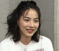 【芸能】のん(31)“透け美脚”な斬新ドレス着こなす