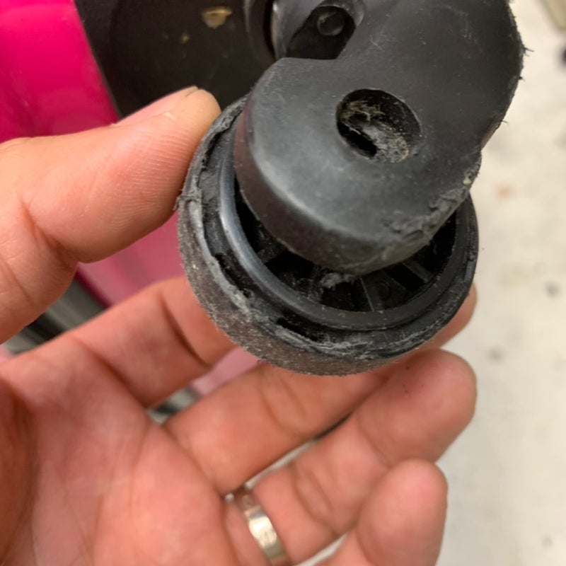 スーツケースのタイヤ交換