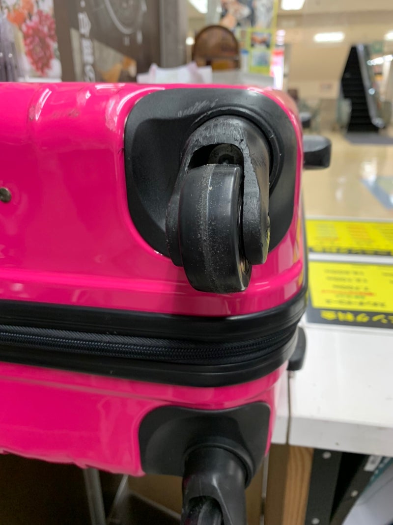 スーツケースのタイヤ交換