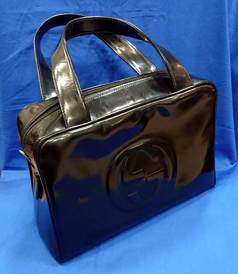 黒いグッチのバッグ