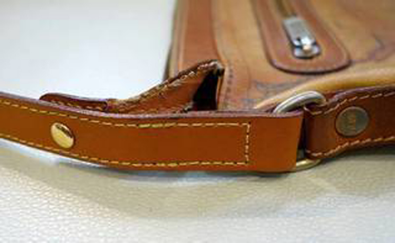 TUMIバッグの革製持ち手補修例