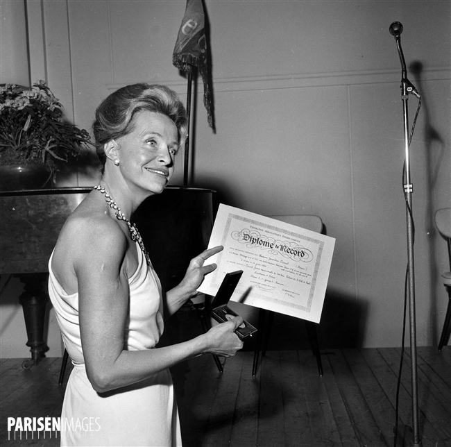 Jacqueline Auriol (1917-2000), aviatrice française. Remise du Record international féminin (14 juin 1963) par Jacques Allez, directeur de l'Aéroclub de France. Paris, janvier 1964. (ParisenImages)
