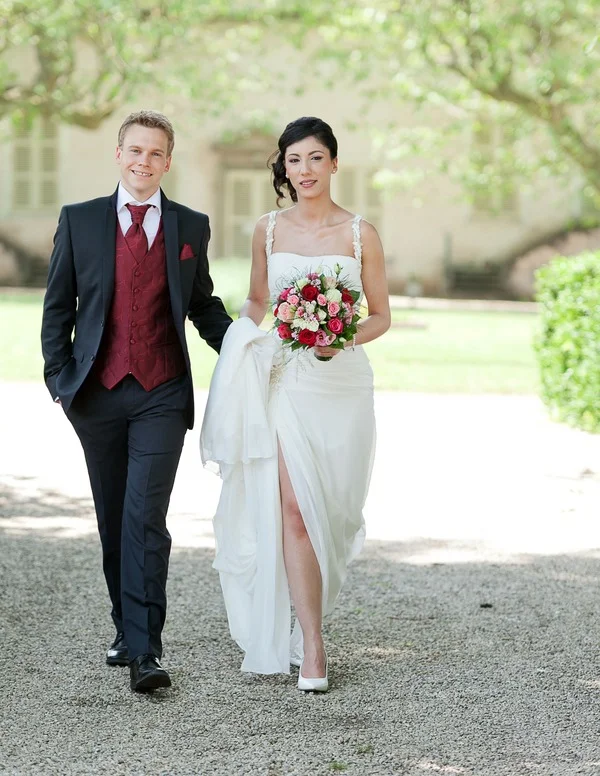 Couple de mariés sortant de la mairie