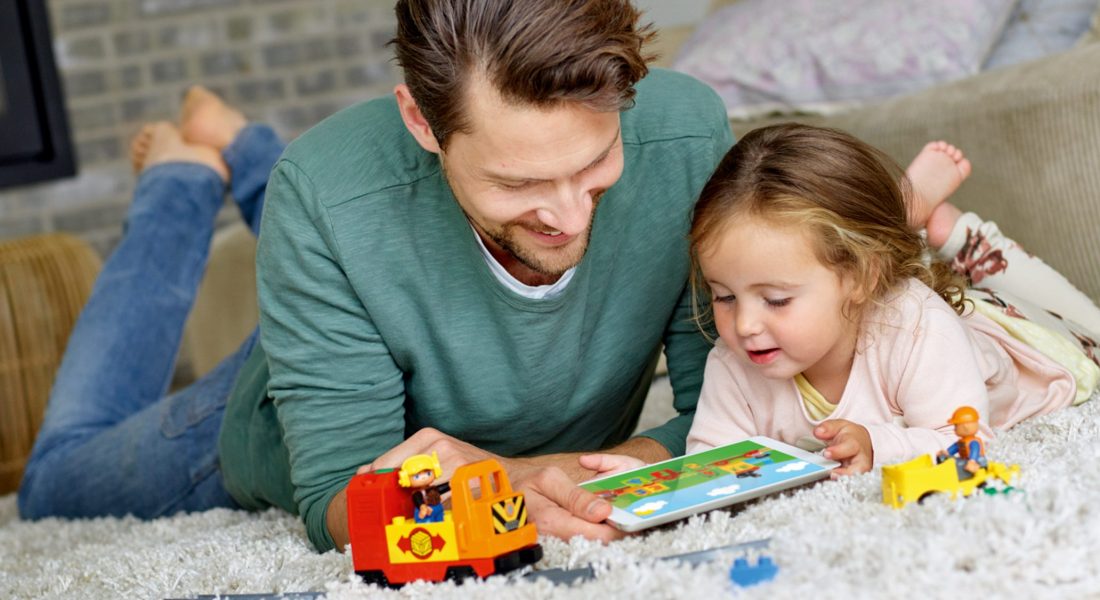 dad_and_daughter_playing dad_and_daughter_playing