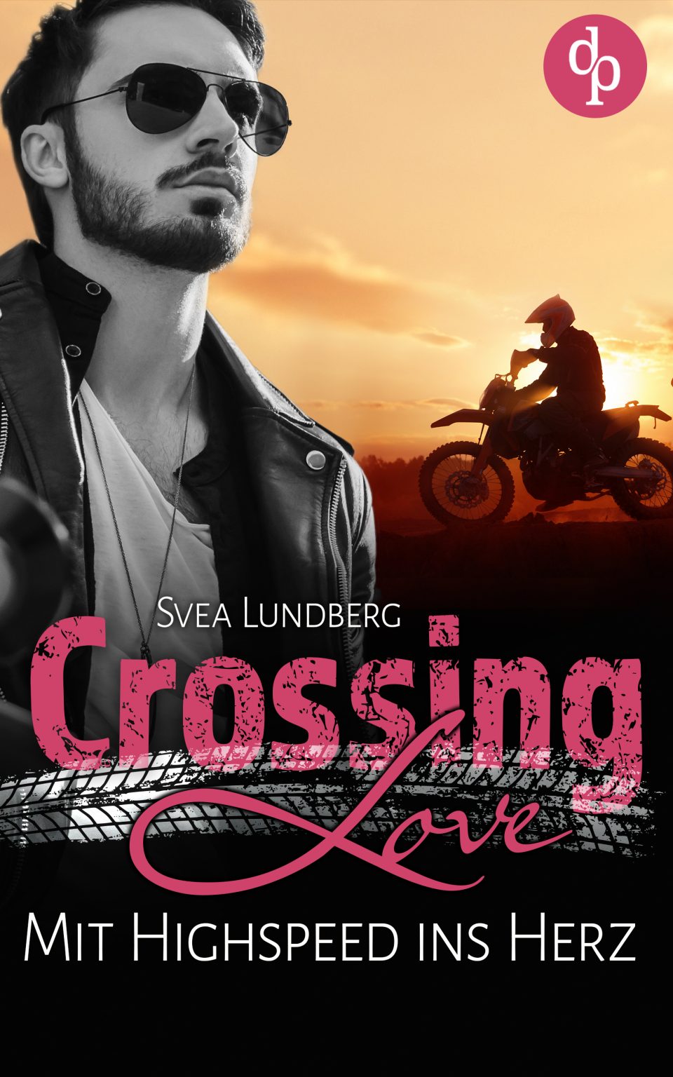 Cover von Crossing Love
Es zeigt einen Mann mit Lederjacke und Sonnenbrille und einen Mann auf einem Motorrad