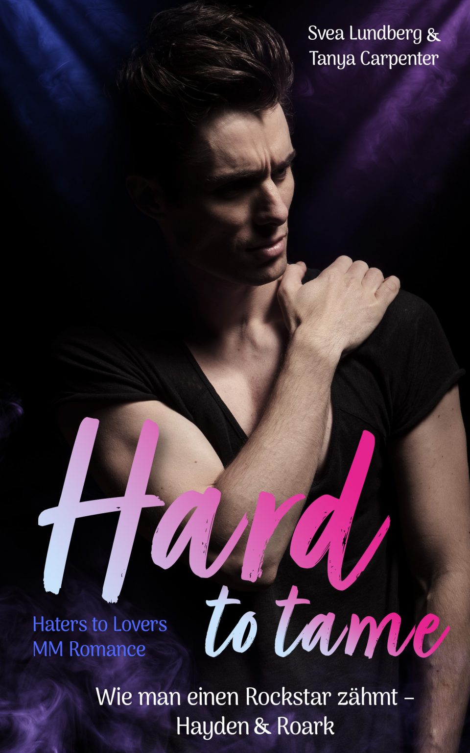 Cover von Hard to tame
Es zeigt einen Mann vor dunklem Hintergrund mit auffallender Schrift