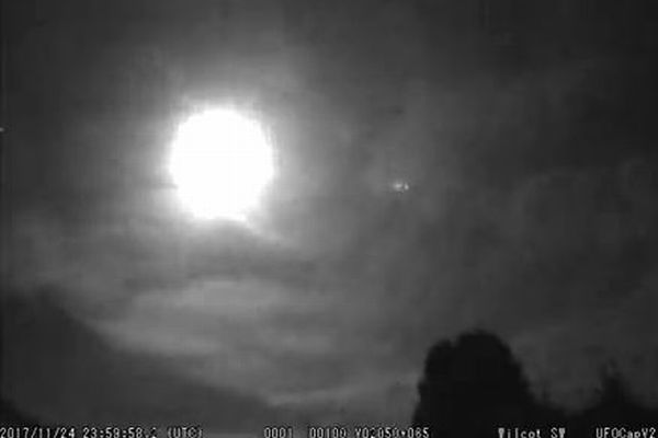 英上空に出現した火球、巨大な閃光を放ちながら轟音とともに落下する