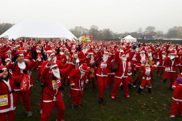 英で病気の子供たちへのチャリティ・マラソン開催、数千人がサンタ姿で街を駆け抜ける