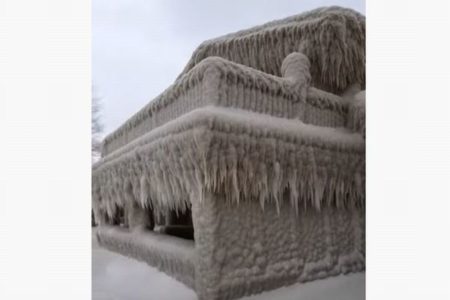 米の湖付近で、気温低下と強風により見事な「氷の城」が出来上がる