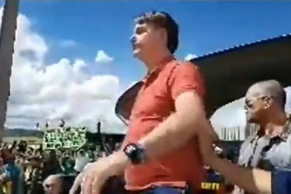 ブラジルの大統領、ロックダウンの抗議集会に参加、演説中に咳も