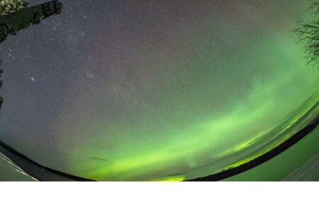 【動画】まるでSF映画!トーテムポールとオーロラの競演が幻想的