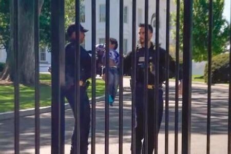 ホワイトハウスに最も小さな侵入者、幼児がフェンスをすり抜けてしまう