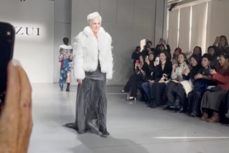 イーロン·マスクの母(76才)、現役モデルとしてニューヨーク·ファッションウィークに颯爽と登場