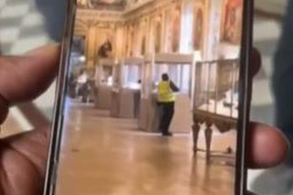 フランス警察、ルーブル美術館から宝飾品を盗んだ2人を逮捕