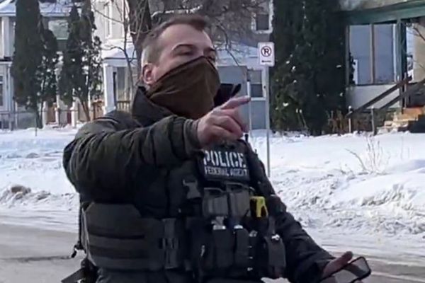 ミネソタ州で住民を射殺したICE職員に、数多くの募金が集まる