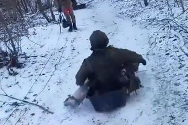 ウクライナ軍と戦っている北朝鮮の兵士、橇で滑り、地雷に吹き飛ばされる【動画】