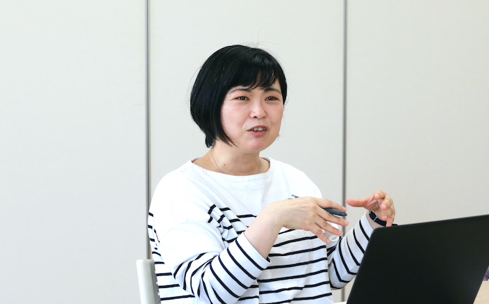 オムニチャネル化のプロジェクトについて説明する牧野さま