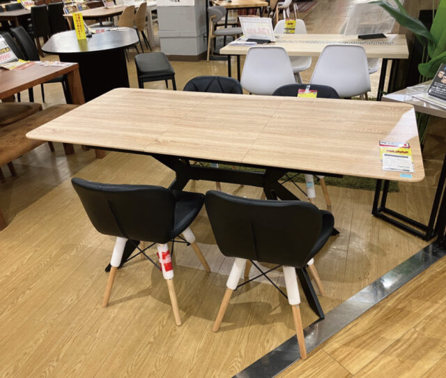 期間限定で値下中!120~160cmに伸びるテーブルが便利な食卓セット!万が一のガタつきも安心のアジャスター付き!合皮座面で汚れにも強い◎
