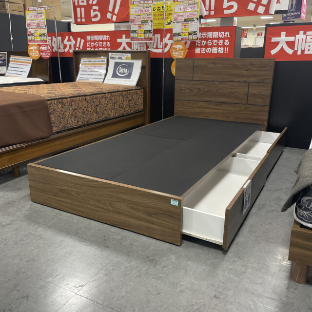 クラシックな雰囲気が魅力の収納付きベッドフレーム!上品で落ち着いたデザインでお部屋を大人っぽい印象に。ベッド下には収納スペース付きで使いやすさも◎