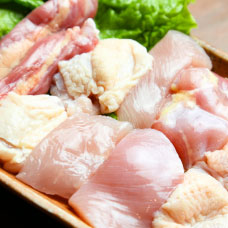 種鶏(しゅけい) の せせり・かた・ささみ・もも・ぼんじり・若鳥はらみ・岡山県産 森林どり もも・の 計7種を 各種 2切れづつ 。2人で 1皿でも ! せせり・ぼんじり は 特に 大人気!