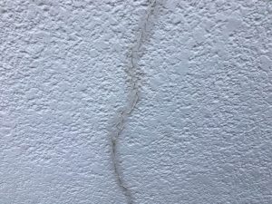 ひどいクラック(ひび割れ)