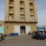 Stockage en bas d’immeuble, quartiers de l’hyper-centre commerçant de Nouakchott