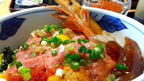 海なし埼玉県を侮るなかれ。行列が絶えない市場直結のデカウマ海鮮丼 海なし埼玉県を侮るなかれ。行列が絶えない市場直結のデカウマ海鮮丼