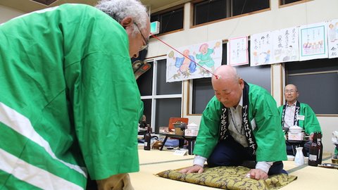 どうせハゲなら明るく照らそう!青森・鶴田町でツルツルが大集合 どうせハゲなら明るく照らそう!青森・鶴田町でツルツルが大集合