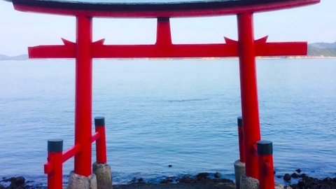 地元民にも謎。広島県三原市の海辺に建てられたミステリアスな鳥居 地元民にも謎。広島県三原市の海辺に建てられたミステリアスな鳥居