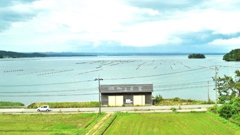 能登七尾湾、癒しの絶景。石川県の観光列車「のと里山里海号」 能登七尾湾、癒しの絶景。石川県の観光列車「のと里山里海号」