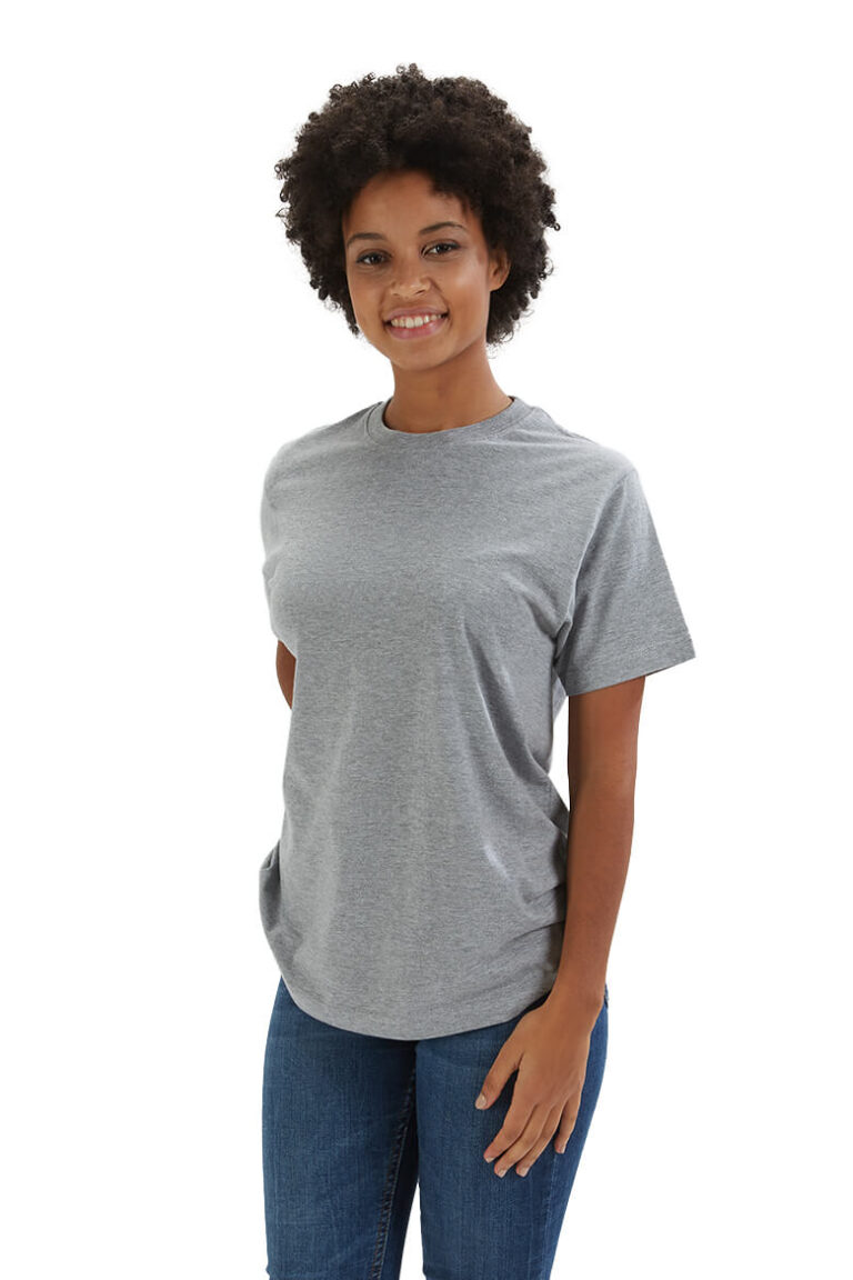 Senhora vestida com t-shirt de mulher para uniforme profissional