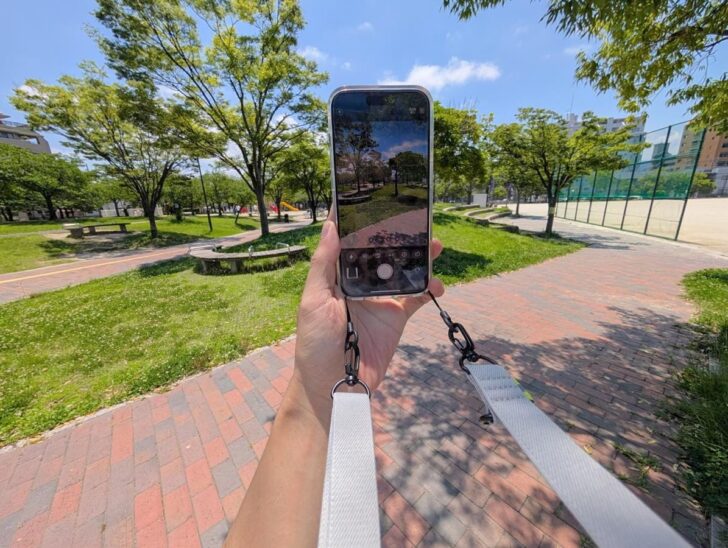 スマートフォンやカメラを素早く構えて撮影できる